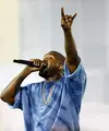 Kanye West, suami Kim Kardashian ini dikabarkan sedang menjalani perawatan intensif di rumah sakit karena mengalami gangguan mental. Hal ini menyebabkan Kanye harus menunda jadwal turnya. (AFP/Bintang.com)