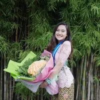 Salshabilla Adriani tampil cantik saat lulus dari homeschooling milik Kak Seto. Ia terlihat mengenakan kebaya warna merah muda. (Foto: instagram.com/salshabillaadr)