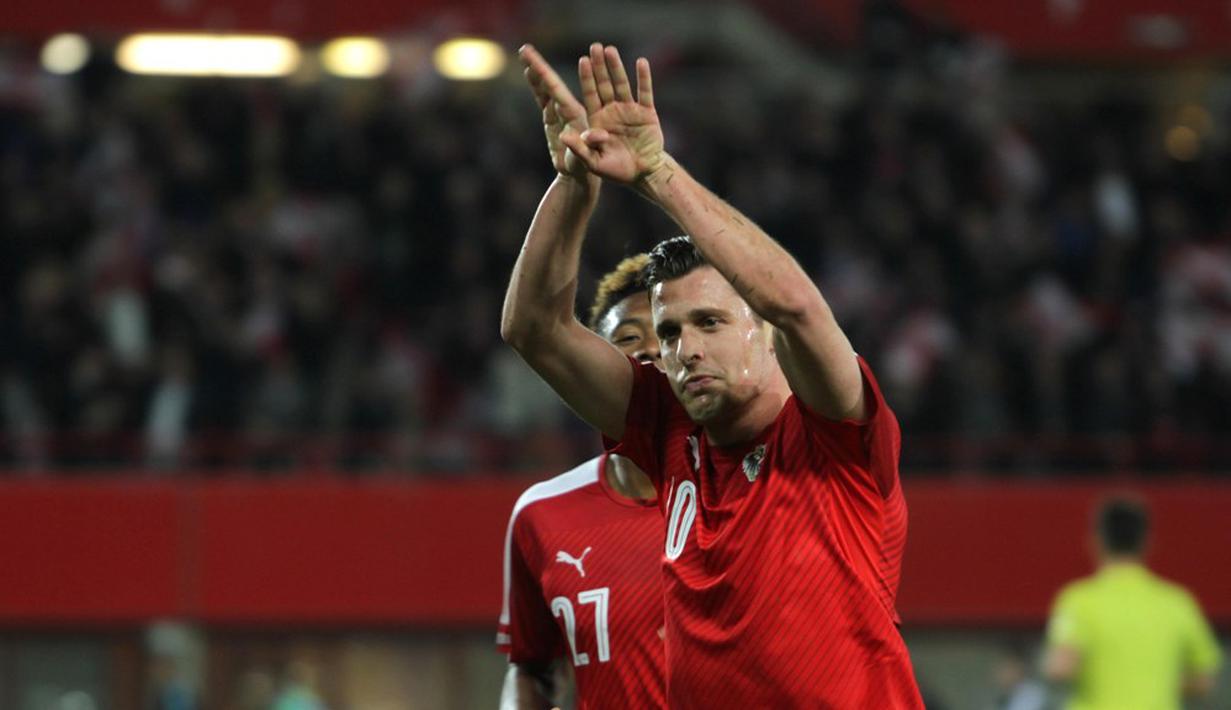 Selebrasi gelandang serang Timnas Austria, Zlatko Junuzovic,  usai membobol gawang Turki yang dikawal Volkan Babacan. (Bola.com/Reza Khomaini)