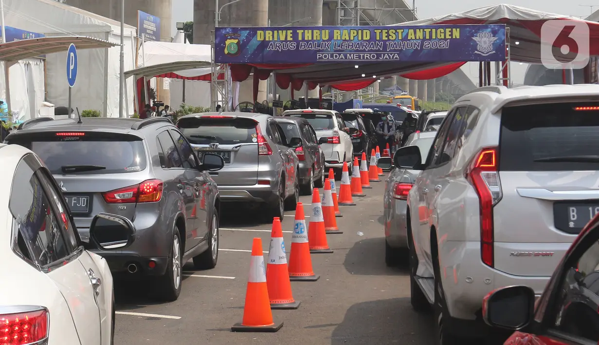 Antrean kendaraan untuk melakukan rapid tes antigen dengan sistem "drive thru" di Km 34 B Tol Jakarta - Cikampek, Cikarang, Sabtu (22/5/2021). Polda Metro Jaya memprediksi puncak arus balik mudik Lebaran ke DKI Jakarta akan terjadi pada akhir pekan ini, 21-23 Mei 2021. (Liputan6.com/Herman Zakharia)