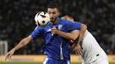 Gelandang Italia Bryan Cristante berebut bola dengan bek Turki Kaan Ayhan dalam laga uji coba pemanasan Piala Eropa 2024 di Renato dall'Ara, Rabu (5/6/2024) dini hari WIB. (Massimo Paolone/LaPresse via AP)