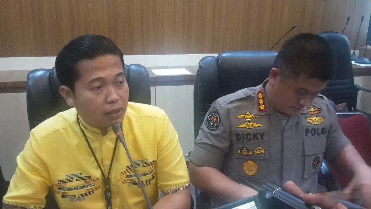 Kasubdit III Tipikor Polda Sulsel, Kompol Yudha Wiradjati memastikan penambahan tersangka dan pasal pencucian uang dalam kasus hibah Pilwalkot Makassar (Liputan6.com/ Eka Hakim)