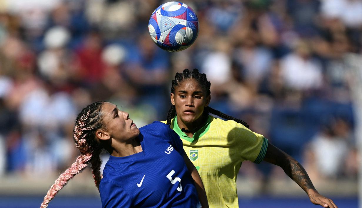 Pemain Amerika Serikat, Trinity Rodman berebut bola dengan pemain Brasil, Tarciane pada laga final Olimpiade Paris 2024 yang berlangsung di Parc des Princes, Paris Prancis, Sabtu (10/08/2024) waktu setempat. (AFP/Patricia De Melo Moreira)
