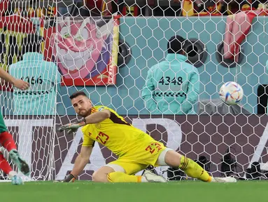 Eksekusi penalti dengan tendangan cungkil ke arah tengah yang lazim dikenal dengan istilah penalti Panenka pertama kali diperkenalkan oleh pemain asal Cekoslowakia, Antonin Panenka pada Piala Eropa 1976. Setelah itu banyak para pemain yang menirunya, tak terkecuali di ajang besar seperti Piala Dunia. Tercatat, 6 pemain pernah melakukan eksekusi penalti Panenka di ajang Piala Dunia. Berikut daftar lengkapnya. (AFP/Karim Jaafar)