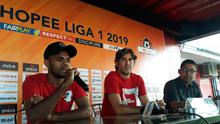 Pelatih Bali United Stefano Cugurra 'Teco' (tengah) dan Yabes Roni Malaifani pada konferensi pers jelang laga Shopee Liga 1 2019 melawan Bhayangkara FC. (Liputan6.com/Dewi divianta)