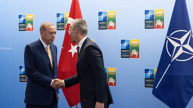 Presiden Turki Recep Tayyip Erdogan bersama Sekjen NATO Jens Stoltenberg di NATO Summit 2023, Vilnius, Lithuania.