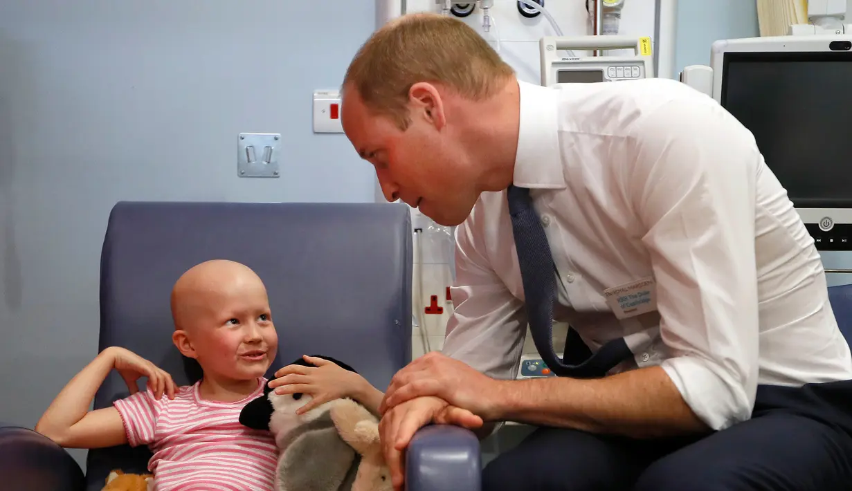 Pangeran William berbincang dengan anak pengidap kanker, Daisy Wood, saat mengunjungi rumah sakit Royal Marsden di London, Selasa (16/5). Dalam kunjungannya, Pangeran William menghibur sejumlah pasien anak pengidap kanker. (Kirsty Wigglesworth /POOL/AFP)