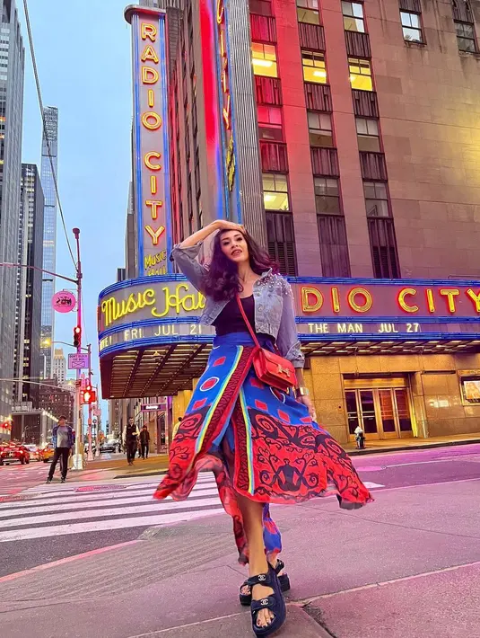 Pilihan outfit Diah Permatasari yang ramai, namun menarik untuk disimak. Di sini, ia mengenakan atasan hitam, dipadu dengan rok bermotif berwarna biru-merah, dipadu lagi dengan denim jacket. Sandal biru navy dan sling bag merah tampak serasi untuk penampilannya secara keseluruhan. Foto: Instagram.