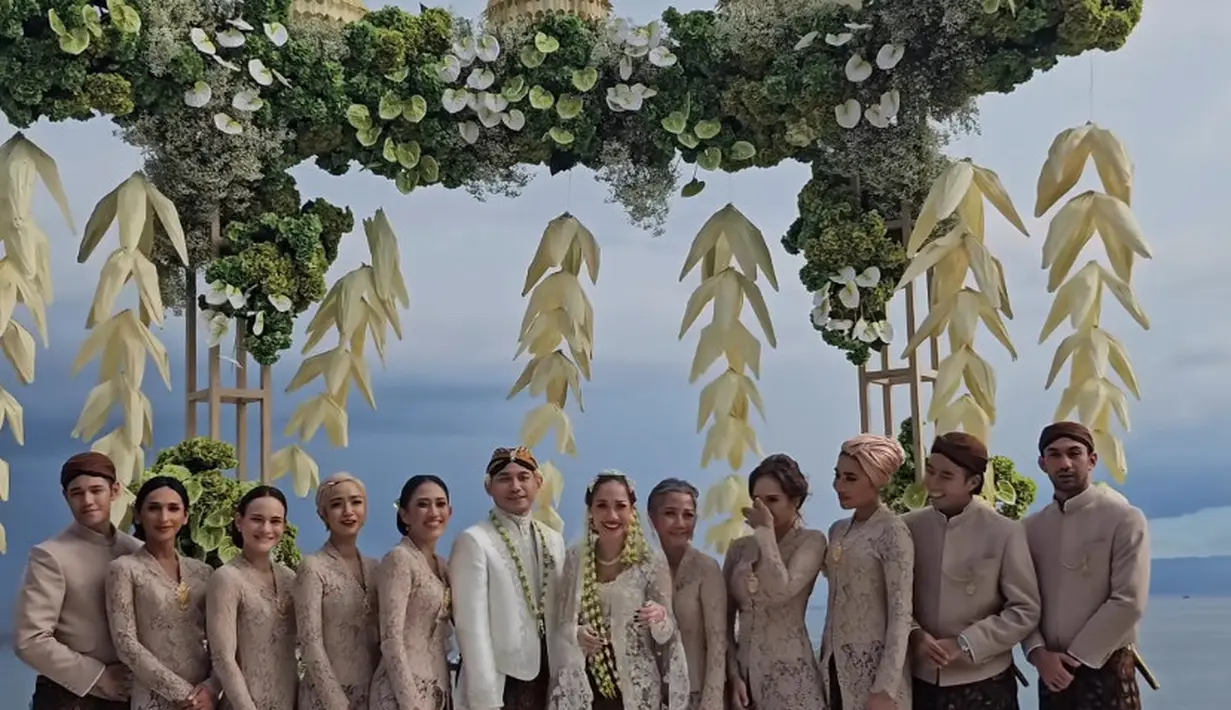 Intan Ayu Purnama didapuk menjadi bridesmaid dengan mengenakan kebaya brokat coklat dipadukan kain lilit batik coklat.  [@vidialdiano]