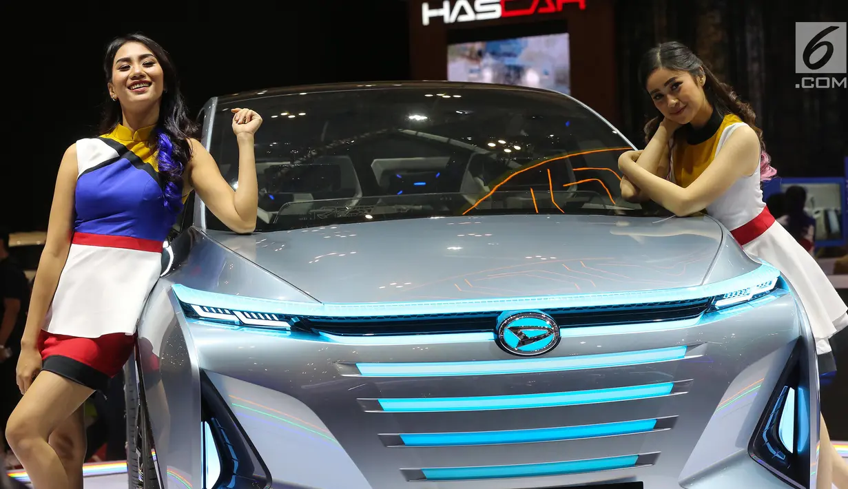 Dua model berpose sambil tersenyum di samping mobil Daihatsu pada pameran GAIKINDO Indonesia International Auto Show (GIIAS) 2019 di ICE BSD, Tangerang, Kamis (18/9/2019). GIIAS 2019 ke-27 mengusung tema Future in Motion dibuka Wapres RI Jusuf Kalla di ICE BSD, Tangerang. (Liputan6.com/Fery Pradolo)