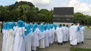 Sejumlah calon jemaah melaksanakan manasik (latihan) haji di Asrama Haji Pondok Gede, Jakarta, Senin (23/5/2022). Latihan manasik haji tersebut untuk membekali para calon jemaah haji dan umrah terkait pemahaman tata cara pelaksanaan ibadah secara mandiri ketika di tanah suci. (Liputan6.com/Herman Zakharia)