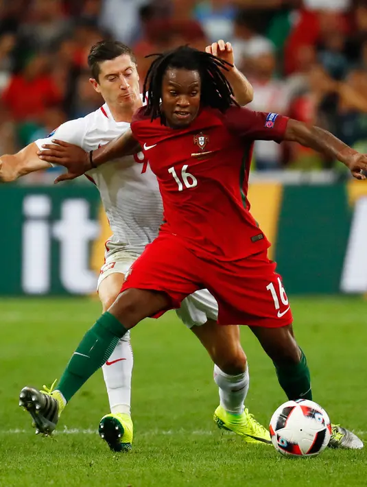 Gelandag Portugal, Renato Sanches (depan) mengontrol bola dari kawalan Robert Lewandoski pada perempat final Piala Eropa di Stade Velodrome, Perancis, (1/7). Portugal melaju ke Semifinal usai menang adu penalti dengan skor 5-3. (REUTERS /Kai Pfaffenbach)