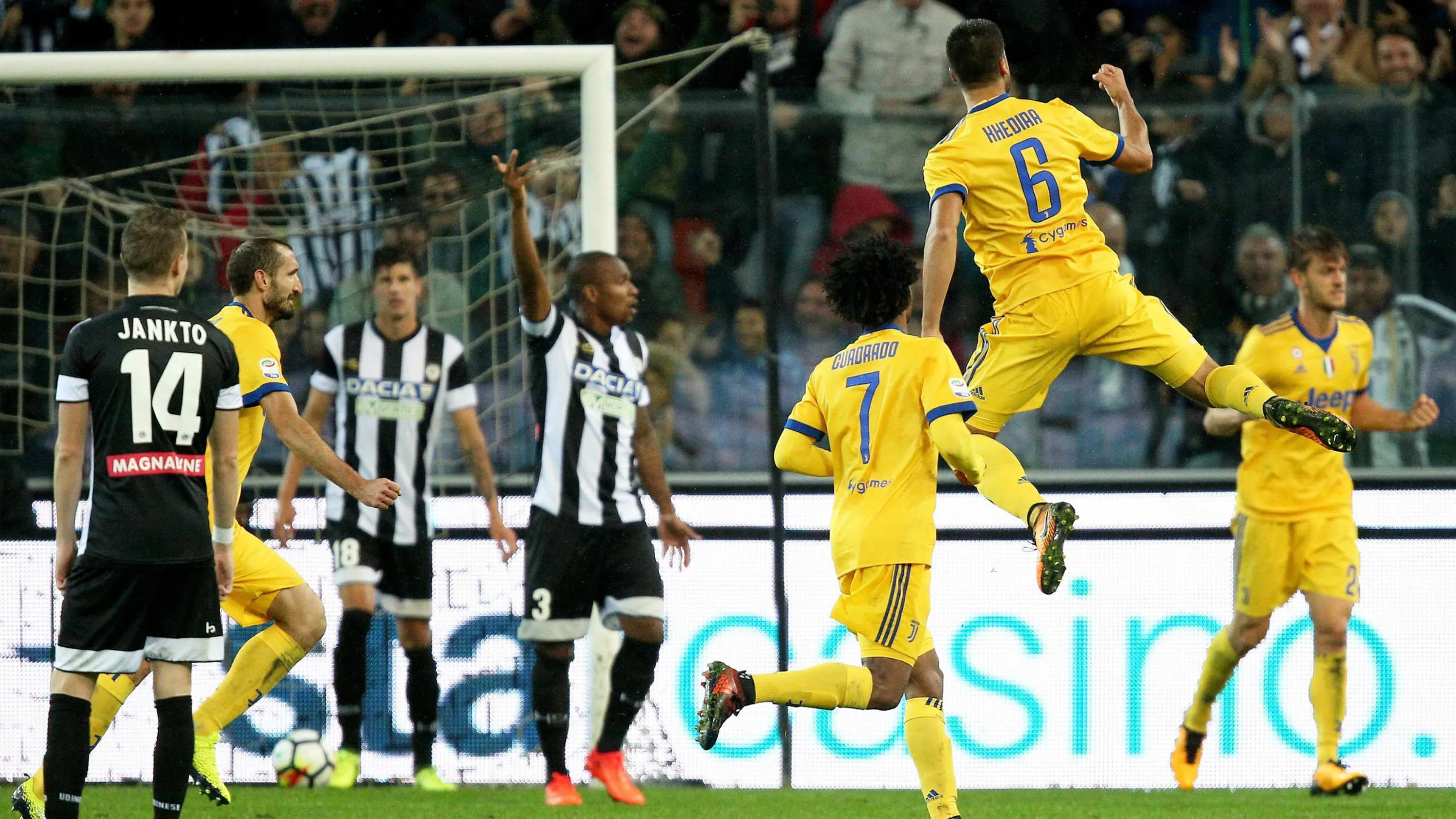 Gelandang Juventus, Sami Khedira, merayakan gol yang dicetaknya ke gawang Udinese pada laga Serie A Italia di Stadion Friuli, Udine, Minggu (22/10/2017). (AP/Alberto Lancia)