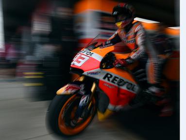 Pebalap Repsol Honda, Marc Marquez, saat meninggalkan pit lane dalam latihan bebas pertama MotoGP Australia di Sirkuit Phillip Island, Jumat (16/10/2015). (AFP Photo/Saeed Khan)
