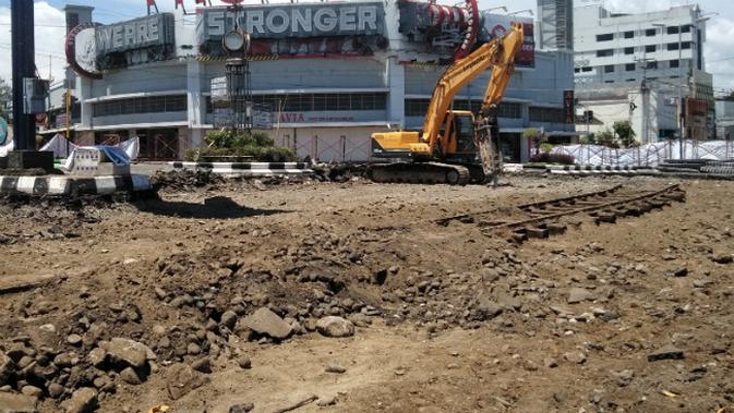Jalur rel trem di Kayutangan, Malang, akan kembali ditimbun demi keamanan. Siapapun tak boleh memindah dan mengubah tanpa izin PT KAI selaku pemilik aset (Liputan6.com/Zainul Arifin)