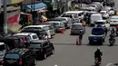 Jejeran kendaraan roda empat saat parkir liar di kawasan Pramuka, Senin (22/9/2014) (Liputan6.com/Johan Tallo)