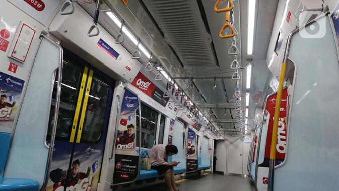 Penumpang menaiki kereta Moda Raya Terpadu (MRT) di Jakarta, Selasa (17/3/2020). . (Liputan6.com/Angga Yuniar)