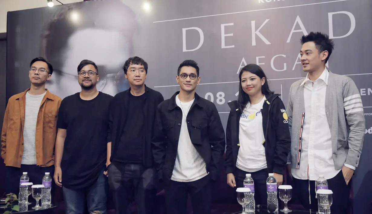 Afgan bersama tim penyelenggara konser Dekade. Konser yang akan diselenggarakan di Istora pada tanggal 9 Agustus 2019 diprediksi akan banjir penonton. Pasalnya Afgan akan siap berikan penampilan terbaiknya di konser tersebut (KapanLagi.com/Nurwahyunan)
