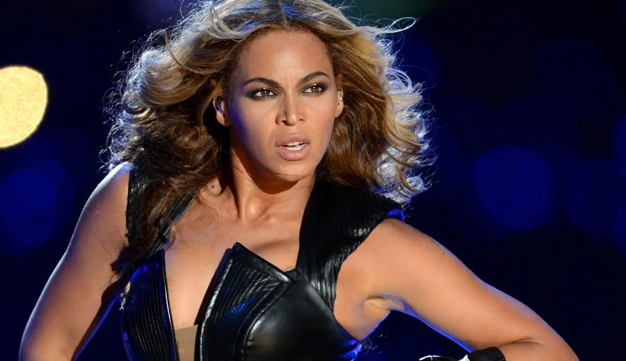 Saat Superbowl 2018, Beyonce mengalami malfungsi busana yang membuat puting payudaranya terlihat dari samping. (Madailygist)