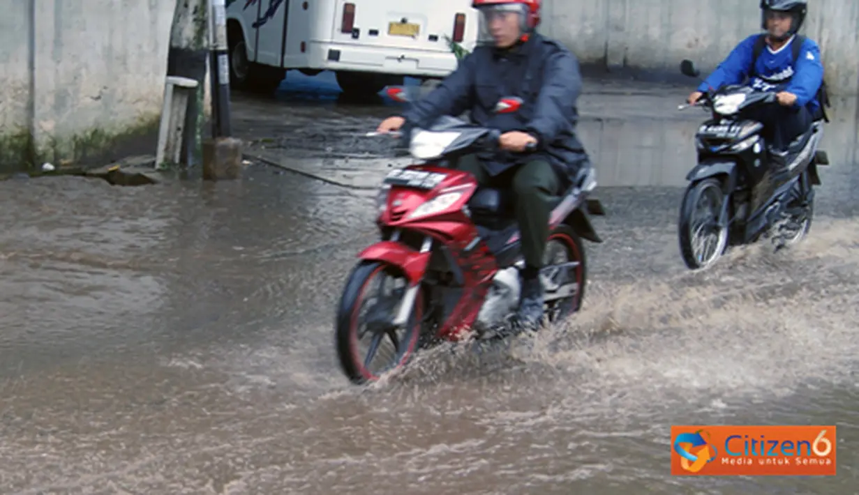 Citizen6, Cimahi: Hujan lebat mengguyur sejak 10.00 WIB, mengakibatkan beberapa ruas jalan di Kota Bandung mengalami kemacetan. (Pengirim: Cesar Yudistira)