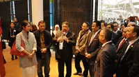 Didi Petet memberikan penjelasan kepada Menteri Perdagangan Rachmat Gobel di paviliun Indonesia saat World Expo Milano.
