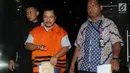 Penyuap Bupati Pakpak Bharat, Hendriko Sembiring dikawal petugas usai menjalani pemeriksaan perdana oleh penyidik di gedung KPK, Jakarta, Selasa (27/11). Hendriko diperiksa sebagai tersangka terkait dengan proyek di Dinas PUPR. (merdeka.com/Dwi Narwoko)