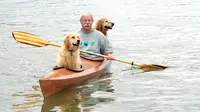 Setelah Pensiun, Pria Ini Buat Tempat Anjing di Kayak Miliknya (sumber Lostateminor.com)