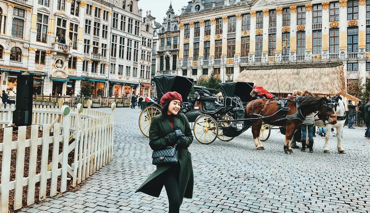 Dengan tampilan rambut pendeknya, Cita tak pernah kehabisan akal untuk terlihat menjadi cantik dan memesona. Seperti ini misalnya, dengan rambut pendeknya, Cita memakai topi berwarna merah ini. Lucu kan? (Instagram/citacitata)