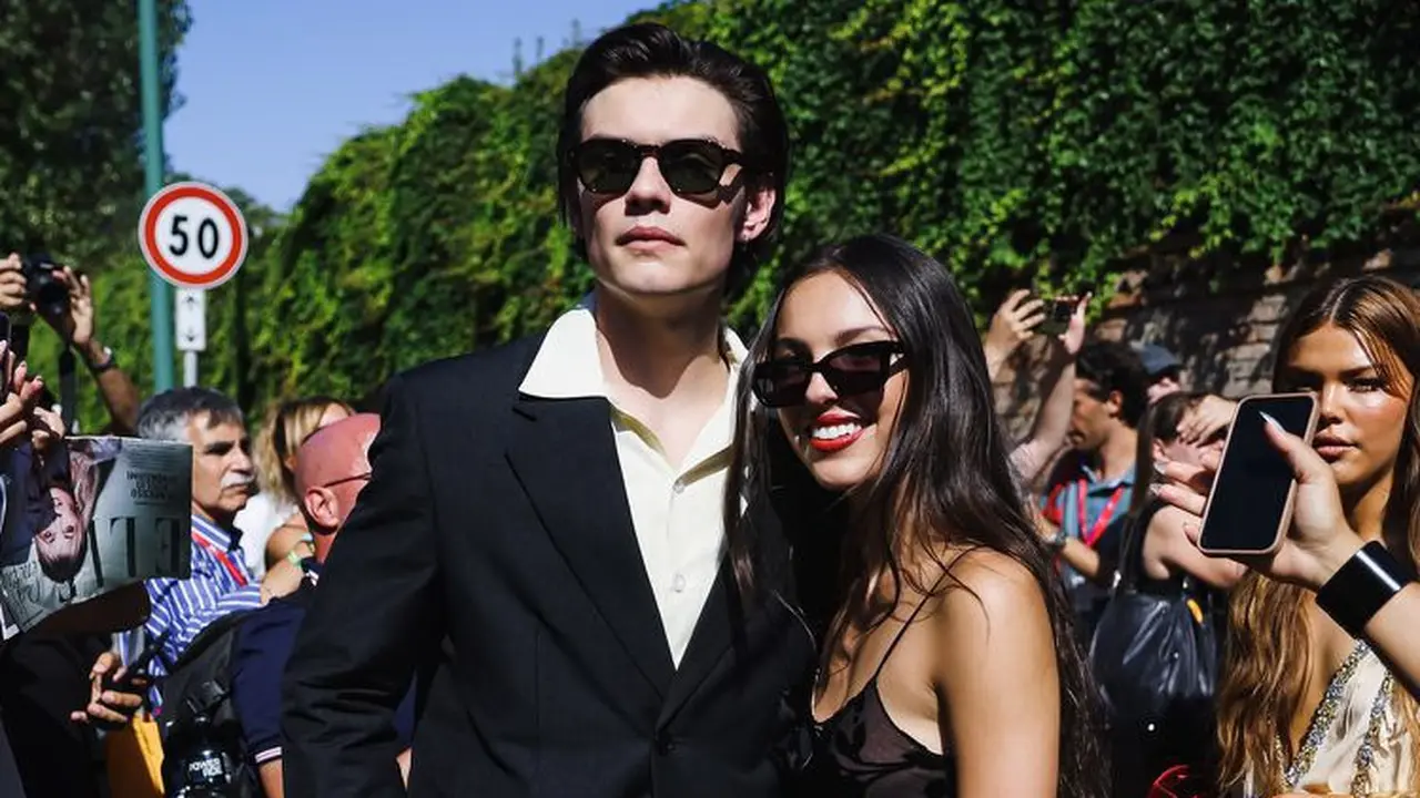 Louis Partridge dan Olivia Rodrigo di Venice Film Festival (Alessandro Bremec/NurPhoto/ipa-agency.net/Shutterstock)