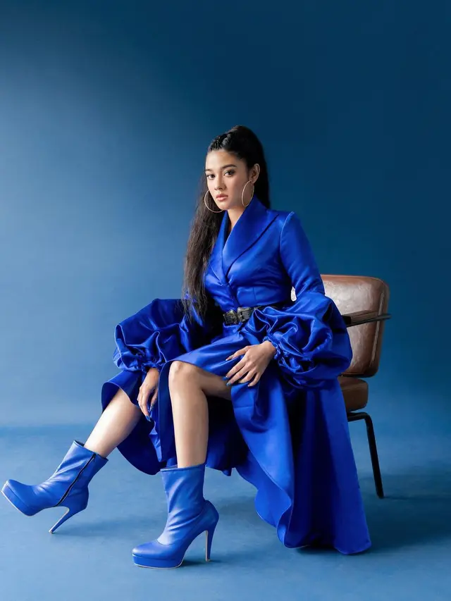 Gaya Pemotretan Naysila Mirdad Dalam Balutan Dress Biru. (Sumber: Instagram/winstongomez)