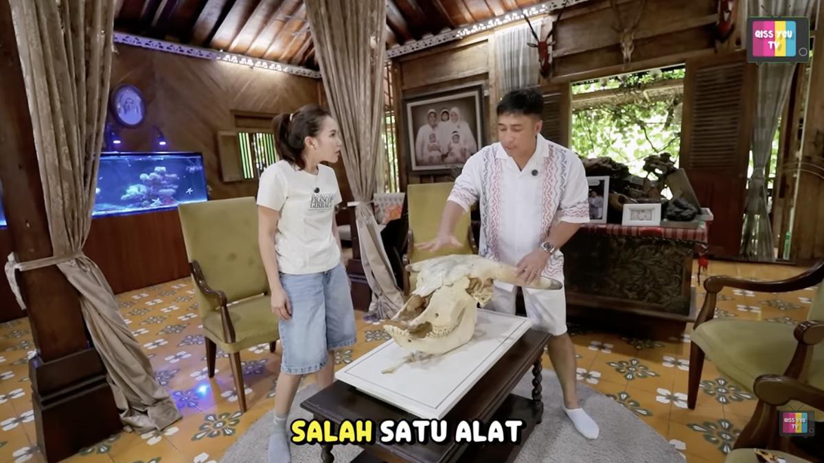 7 Potret Ruang Tamu Rumah Irfan Hakim, Gaya Joglo yang Homey