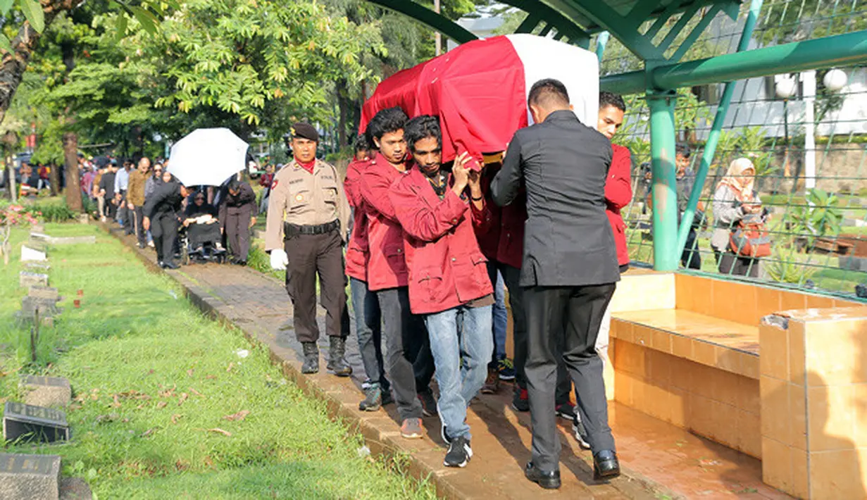 "Beliau orang yang sangat unik, baru ganti nomor telepon tanpa ngasih tahu anaknya," tambahnya meneruskan. (Deki Prayoga/Bintang.com)