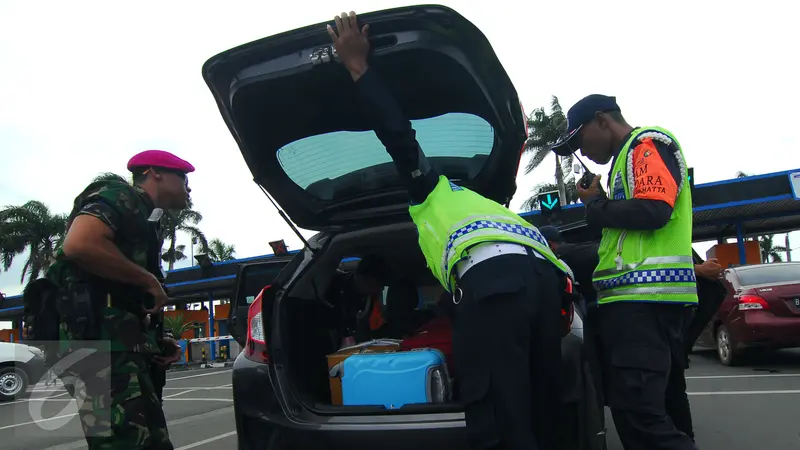 20160114-Sejumlah Petugas Keamanan Dikerahkan Menjaga Kawasan Bandara Soetta