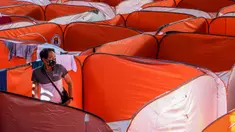 Seorang pria terlihat di sebuah tenda Modular bagi kaum tunawisma guna menghentikan penyebaran COVID-19 di sebuah lapangan basket beratap di Manila, 23 Maret 2020. Jumlah kasus infeksi virus corona meningkat menjadi 501, menurut Otoritas kesehatan Filipina, pada Selasa (24/3). (Xinhua/Rouelle Umali)