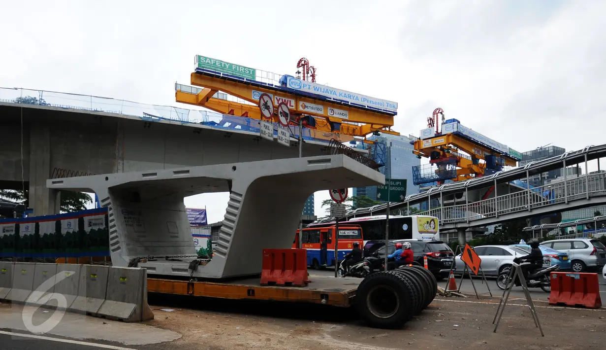 Salah satu box girder untuk flyover simpang susun Semanggi yang belum terpasang, Selasa (7/3). Secara keseluruhan akan terpasang 295 box girder di Simpang Susun Semanggi. (Liputan6.com/Helmi Fithriansyah)