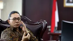 Ketua MPR Zulkifli Hasan memberi penjelasan tentang isu terkini salah satunya Ketua MPR menanggapi seruan aksi 313 saat menerima kunjungan dari Badan Eskekutif Mahasiswa (BEM) di Gedung Nusantara III, Jakarta, Kamis (30/3). (Liputan6.com/Johan Tallo)