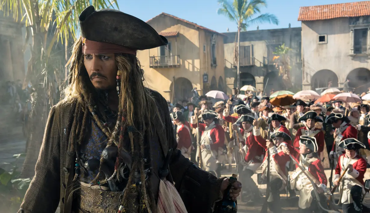 Aksi Jack Sparrow yang diperankan oleh Johnny Depp di Film "Pirates of the Caribbean: Dead Men Tell No Tales." Setelah tayang perdana di China pada 11 Mei, Film ini akan tayang pada 26 Mei di seluruh dunia. (Peter Mountain / Disney via AP)