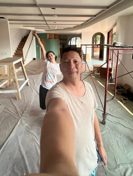 <p>Seperti inilah potret rumah Ringgo dan Sabai yang sedang direnovasi. Mereka terlihat berpose di rumahnya yang sedang direnovasi. [Foto: instagram.com/sabaidieter]</p>