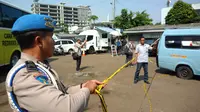 Garis polisi dipasang di sekitar lokasi bom Kampung Melayu, Jumat (26/5/2017). (Liputan6.com/Ahmad Romadoni)