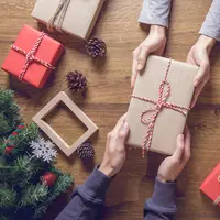 Bagi-bagi Kado Saat Natal Ternyata Bikin Bebas Stres (Oatawa Shutterstock)