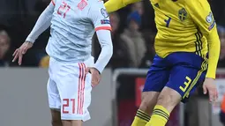 Bek Swedia, Victor Lindelof berebut bola udara dengan gelandang Spanyol, Mikel Oyarzabal selama pertandingan Grup F Piala Eropa 2020 di Friends Arena di Stockholm (15/10/2019). Spanyol bermain imbang 1-1 dan memastikan diri lolos ke putaran final Piala Eropa 2020. (AFP Photo/Jonathan Nackstrand)