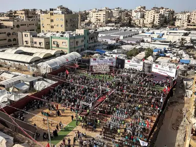 Orang-orang berkumpul selama perayaan pernikahan massal untuk para pengantin Palestina yang diselenggarakan oleh Yayasan Bantuan Kemanusiaan Turki (IHH) di Kota Gaza pada 11 Mei 2026. (Omar AL-QATTAA/AFP)