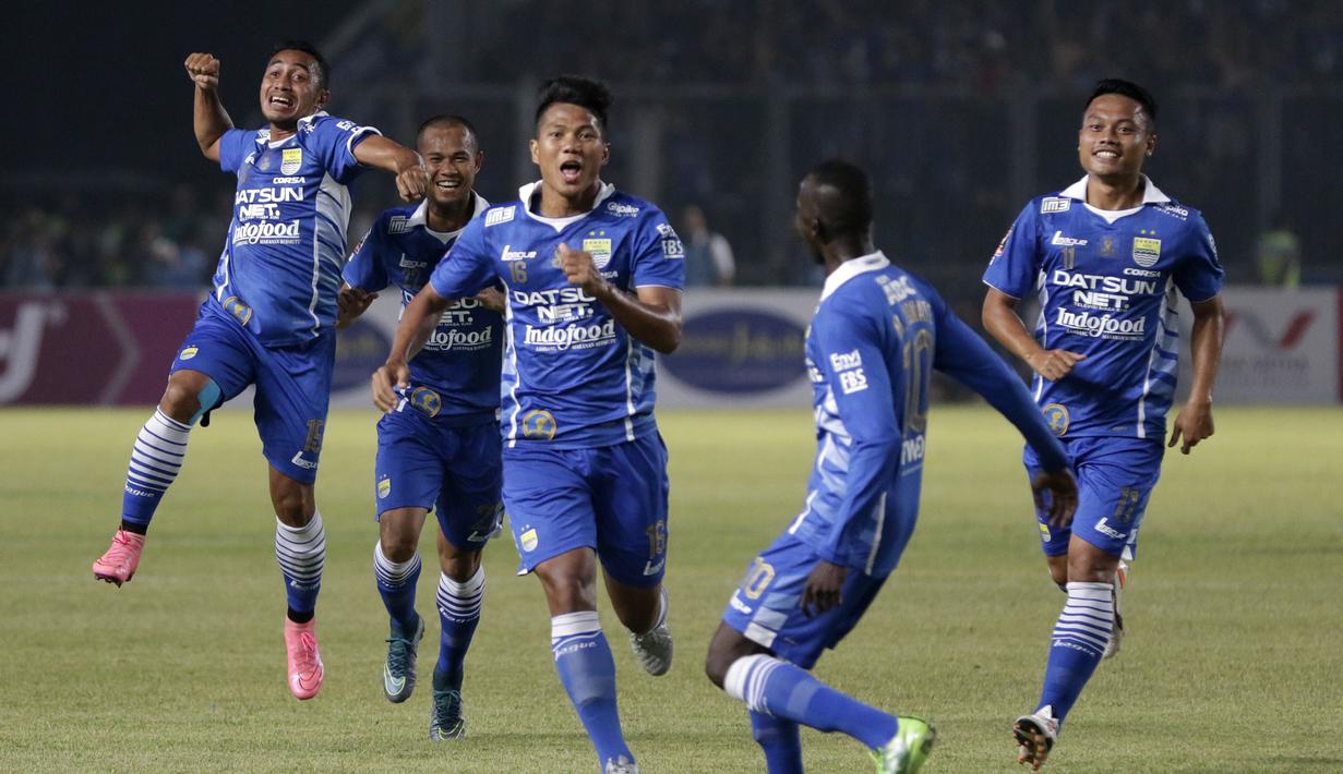 Ahmad Jufriyanto (ketiga dari kiri) merayakan gol pertama  yang dicetaknya ke gawang Sriwijaya FC dalam Final Piala Presiden 2015 di Stadion Utama Gelora Bung Karno, Jakarta, Minggu (18/10/2015). (Bola.com/Vitalis Yogi Trisna)