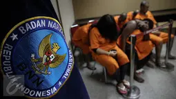 Sejumlah tersangka pengedar Narkoba jaringan International dihadirkan saat rilis barang bukti sabu di Gedung BNN, Jakarta, Rabu (20/4). BNN berhasil membongkar sindikat sabu international. (Liputan6.com/Faizal Fanani)