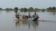 Penduduk desa dievakuasi dengan perahu dari daerah banjir dekat kota Burewala, di distrik Vehari di provinsi Punjab, pada 25 Agustus 2023. (AFP/Shahid Saeed Mirza)