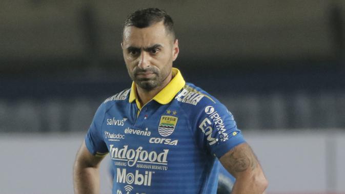 Striker Persib Bandung, Artur Gevorkyan, saat melawan Persipura Jayapura pada laga Liga 1 2019 di Stadion Si Jalak Harupat, Jawa Barat, Sabtu (18/5). Persib menang 3-0 atas Persipura. (Bola.com/M Iqbal Ichsan)