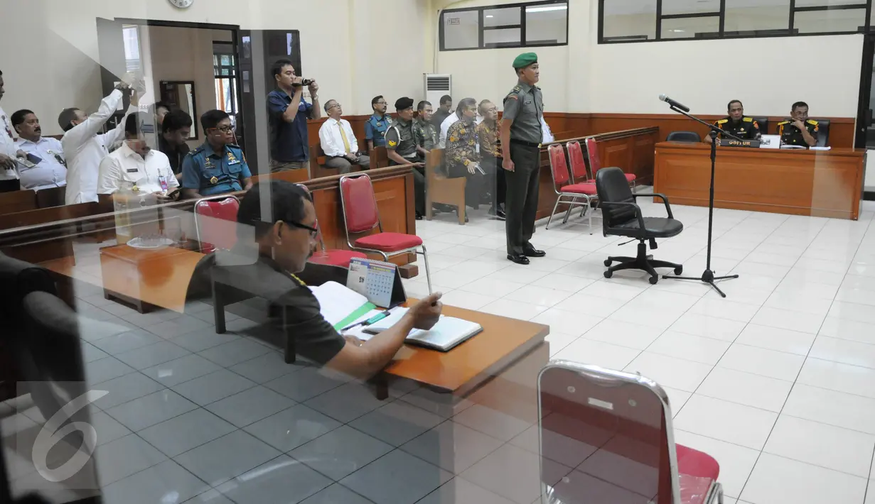 Terdakwa Brigjen Teddy Hernayadi menjalani sidang pembacaan vonis di Pengadilan Militer Jakarta, Rabu (30/11). Majelis hakim menjatuhkan vonis hukuman penjara seumur hidup kepada terdakwa korupsi USD 12 juta Brigjen Teddy. (Liputan6.com/Helmi Afandi)
