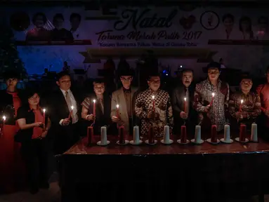 Ketua Umum TMP Maruarar Sirait (kelima kanan), Konselor Kedubes Palestina di Indonesia Taher Hamad (keenam kanan) dan Sekjen DPP PDIP Hasto Kristiyanto (ketujuh kanan) dalam perayaan Natal 2017 di Jakarta, Jumat (22/12). (Liputan6.com/Faizal Fanani)