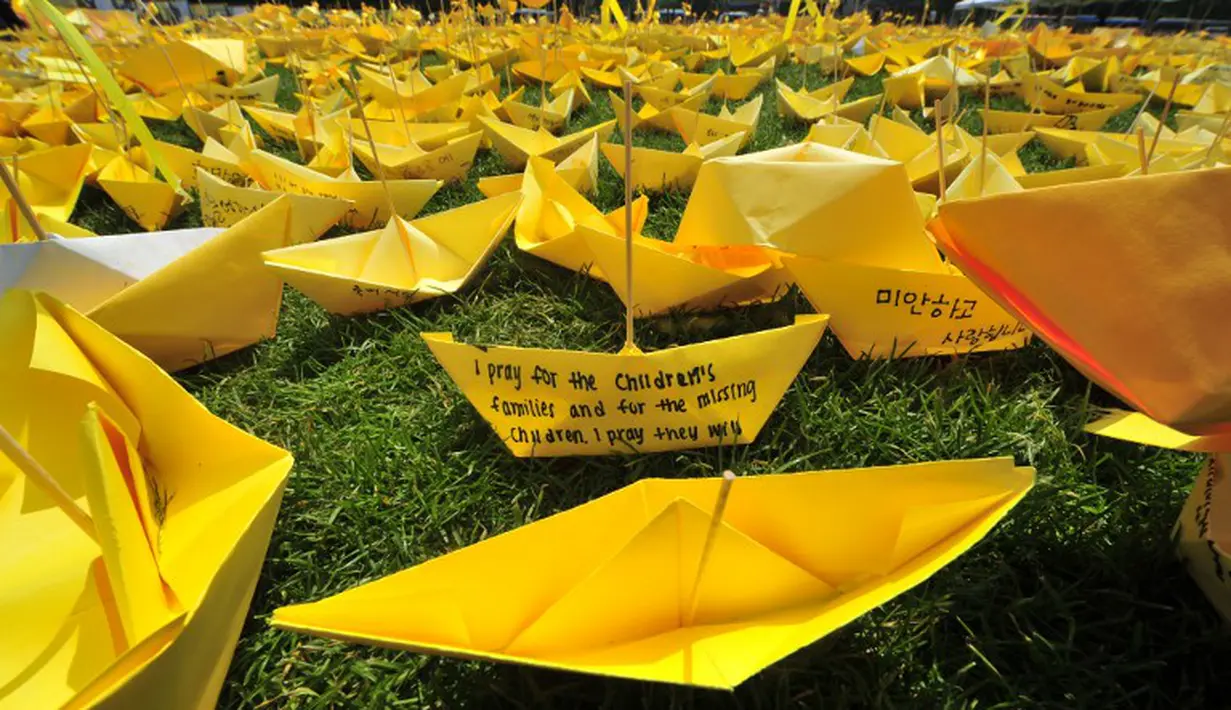 Pesan-pesan untuk mengenang korban feri Sewol ditulis dalam kertas kuning berbentuk kapal di Balai Kota Seoul, Rabu (7/5/14). (AFP PHOTO/JUNG YEON-JE)