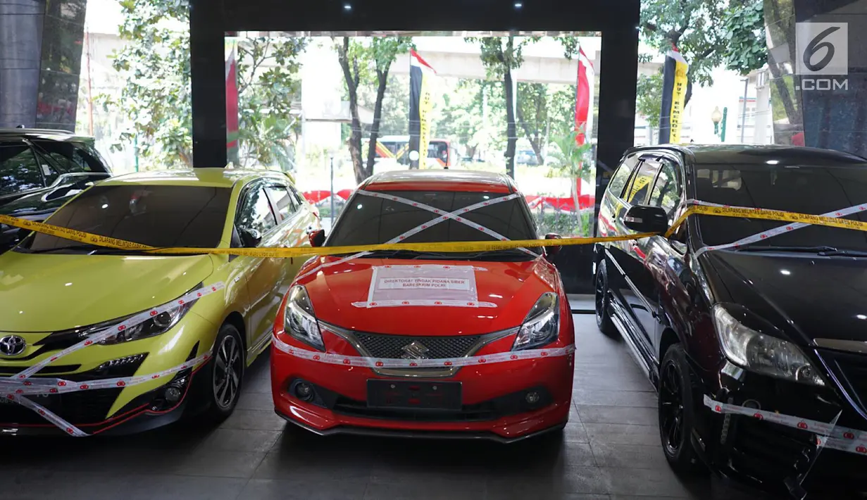 Barang bukti sejumlah mobil ditunjukkan saat rilis kasus penipuan jaringan internasional di Bareskrim Polri, Jakarta, Rabu (7/7). Polisi menangkap lima orang pelaku dengan nilai kerugian mencapai Rp 113 miliar dengan barang bukti uang tunai, BPKB, mobil, hingga buku tabungan. (Liputan6.com/Immanuel)
